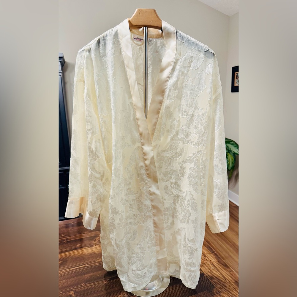Vintage 90’s Frederick's of Hollywood Women’s Ivory Floral Robe Size S